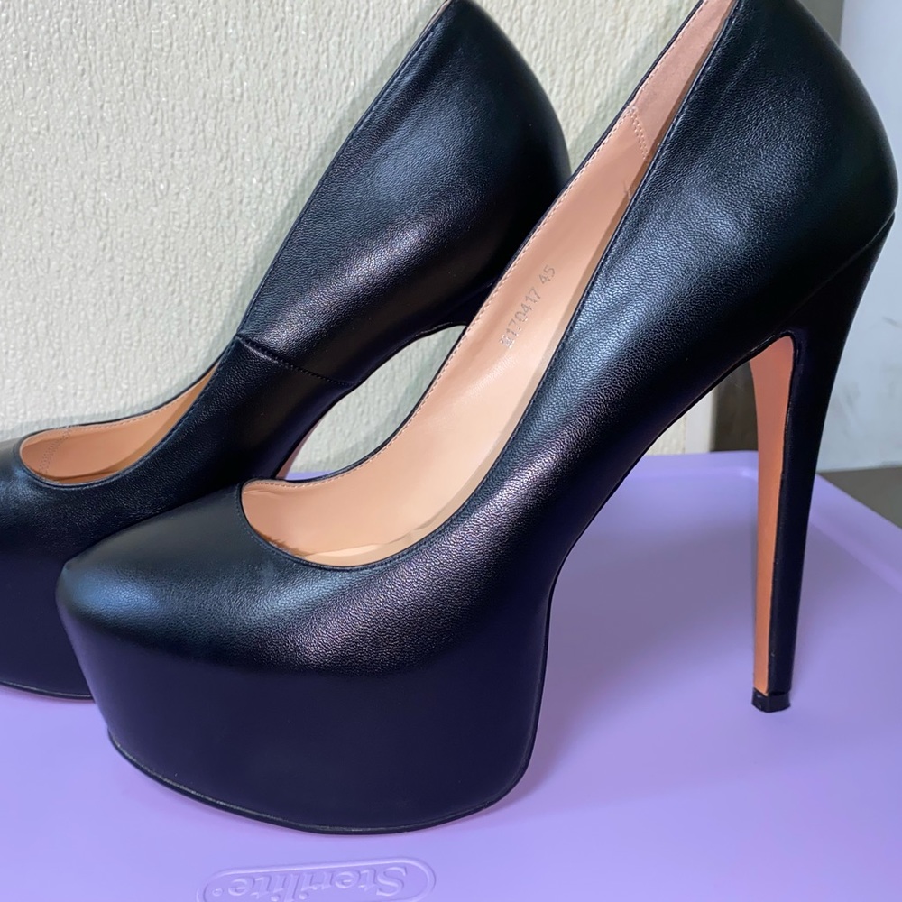 Size 14 women’s Black high heels.